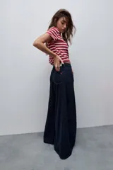 Jean wide leg negro de tiro alto, con calce amplio y pierna extra ancha, de líneas limpias.