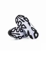 Championes de running Hoka One One Bondi 8, color negro con logo blanco en el lateral y suela gruesa en dos tonos.