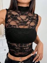 Musculosa negra de encaje con cuello alto y forro interno.