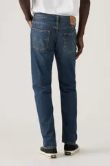 Pantalón de jean corte regular taper, con diseño de cinco bolsillos, cierre de botón y cremallera, y acabado en tono azul medio con efecto desgastado.