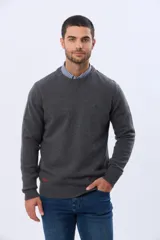 Buzo de lana azul con cuello redondo, manga larga y diseño tejido de punto.