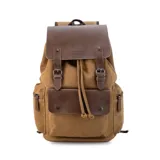 Mochila de tela canvas color tostado con detalles en símil cuero marrón de la marca Lincoln's. Presenta un cierre superior tipo marinero con cordón bajo una solapa con correas y hebillas, bolsillo frontal con solapa y bolsillos laterales con cierre metálico. Incluye compartimento para laptop de hasta 15 pulgadas y correas de hombro ajustables.