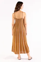 Vestido midi de tejido de punto con rayas verticales en tonos mostaza, marrón, beige y blanco, tirantes finos y escote en V.