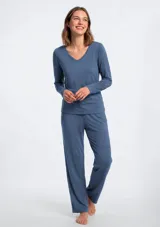 Pijama de algodón color azul, compuesto por una remera de manga larga con escote en V y un pantalón largo de corte recto y holgado.