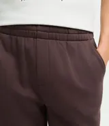 Pantalón jogger de algodón con felpa, color beige, con cintura elástica, cordón ajustable, bolsillos laterales y puños elásticos en los tobillos.