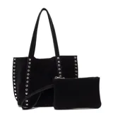 Cartera tipo shopper de gamuza negra con tachas metálicas plateadas en los bordes y asas de hombro, acompañada por un pequeño neceser o sobre a juego.