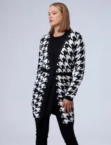 Cardigan largo con estampado de pata de gallo en blanco y negro, con lazo de ajuste en la cintura.