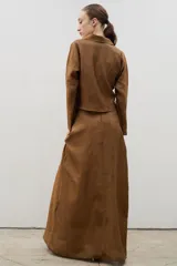 Falda larga de corte semi acampanado, confeccionada en tela con textura arrugada y acabado satinado.