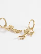 Par de aros de acero quirúrgico plateado, con dije colgante de angelito con arco y flecha.