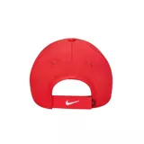 Gorra Nike modelo Club con diseño de llamas bordadas en los laterales y la visera. Presenta el logo de la marca bordado en el frente y cierre ajustable en la parte posterior.
