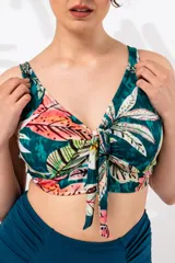 Top de bikini con estampado de hojas, con nudo central, breteles regulables y broche en la espalda.