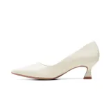 Zapato de vestir de cuero negro Usaflex modelo Nancy, con taco bajo acampanado y punta fina.