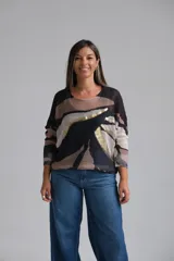 Sweter de punto con diseño abstracto en tonos tierra, negro y detalles metalizados dorados. Presenta cuello redondo, mangas largas con puños ajustados y un corte holgado.