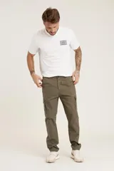 Pantalón cargo color verde oliva, de corte recto y tiro medio, con bolsillos laterales con solapa y bolsillos traseros.