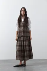 Chaleco de sastrería con estampado de cuadros en tonos tierra, diseño estructurado con escote en V y cierre frontal con botones.