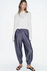 Pantalón jogger de tiro bajo color azul marino con efecto melange, cintura elástica con cordón de ajuste, bolsillos delanteros y puños elásticos en los tobillos.