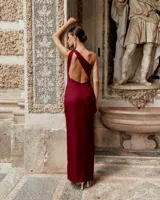 Vestido largo color borgoña, de corte ajustado, con un solo tirante, espalda descubierta y abertura lateral en la falda.