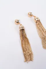 Aros colgantes de estilo cascada compuestos por múltiples cadenas finas de eslabones plateados que cuelgan de una base semiesférica metálica.