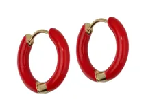 Par de aros tipo argolla de acero dorado con esmalte rojo.