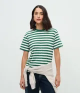 Remera de corte oversized confeccionada en algodón, con diseño de rayas horizontales en color verde y blanco, cuello redondo y mangas cortas.