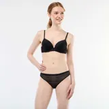 Braga de encaje negra con cintura elástica y detalle de volados.