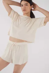 Remera oversize de punto rib, color beige, de manga corta y corte cropped.