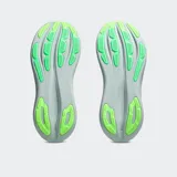 Championes de running Asics modelo Gel Nimbus 28, color negro. Presentan una entresuela con tecnología FF BLAST PLUS y PureGEL para una amortiguación superior, con capellada de tejido de punto técnico.