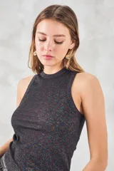 Musculosa de tejido acanalado con acabado brillante, de corte ajustado al cuerpo y cuello redondo alto.