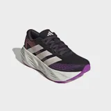 Championes de running Adidas Galaxy 8, de color violeta oscuro con las clásicas tres tiras en tono claro, detalles en rosado y entresuela gruesa de color blanco con suela violeta.