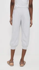 Pantalón jogger gris de rizo francés, con cintura elástica ajustable con cordón, dobladillo elástico en los tobillos y bolsillos laterales.