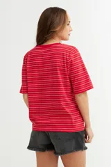 Remera de algodón a rayas horizontales blancas y azul marino, de corte recto y cuello redondo.