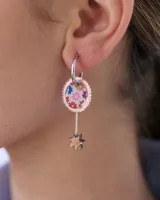 Dije colgante para aro con base circular de borde festoneado en tono rosado, centro de resina con estampado floral multicolor y colgante inferior en forma de estrella metálica.