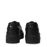 Championes urbanos Puma modelo Karmen II L, color negro con detalles en plateado. Presentan una silueta de plataforma con suela robusta y texturizada, confeccionados en cuero sintético con cordones al tono.