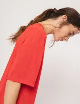 Vestido túnica azul eléctrico de tela elastizada, corte oversized, largo midi, con tajos laterales y escote redondo.