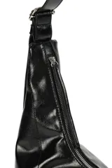 Cartera tipo hobo de material sintético con acabado brillante, diseño estructurado con laterales decorados con cordones y herrajes metálicos. Cuenta con cierre superior con cremallera y correa de hombro ajustable.