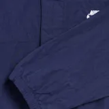 Campera con capucha Nike Club Bowline color azul marino, con cierre frontal con botones a presión, dos bolsillos frontales con solapa y logo bordado en blanco en el pecho.