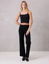 Jean wide leg marca Elan, color negro, de tiro alto con pierna ancha desde la cadera hasta el ruedo. Incluye pretina con pasadores, botón y cierre, y bolsillos funcionales en la parte delantera y trasera. La terminación del ruedo es deshilachada.