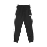 Pantalón de jogging negro con tres rayas blancas a los lados y logo de Adidas bordado en el muslo.