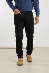 Pantalón de corte recto y estilo clásico, confeccionado en sarga de algodón con elastano. Cuenta con diseño de cinco bolsillos, cierre frontal con botón metálico y costuras reforzadas.