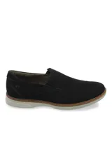 Mocasín negro de cuero, estilo slip-on, con costuras decorativas en la puntera y elástico en el empeine para un ajuste cómodo. Presenta una suela bicolor con una banda lateral marrón claro y una base blanca.