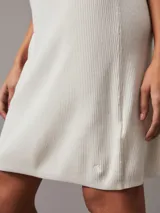 Vestido corto de punto acanalado color blanco, con cuello redondo y espalda estilo 'racer' con tirantes finos ajustables.