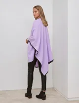 Ruana de tejido suave color azul oscuro, con vivos de ecocuero negro en los bordes.