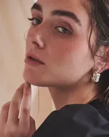 Aros tipo argollas de diseño artesanal con acabado texturizado y forma irregular. Fabricados en bronce y alpaca, con pernos y cierres de plata 925.