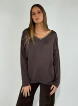 Blusa marrón con escote en V con detalle de strass, de mangas largas y corte holgado.