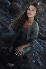 Saco de punto fino con cierre frontal, manga larga y cuello redondo, diseñado con un ajuste entallado.