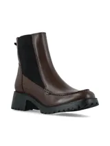 Bota tipo Chelsea de cuero color marrón, con paneles laterales elásticos en negro y suela track dentada con taco cuadrado.