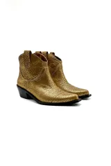 Botas de cuero vacuno color negro con caña baja bordada a tono, tacón bajo, punta alargada redondeada y suela cuadrada.