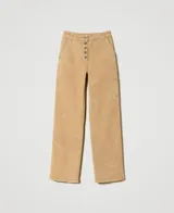 Pantalón cargo color beige con bolsillos laterales, corte recto y tiro alto.