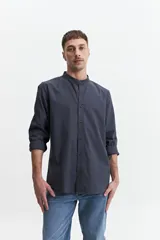 Camisa de hombre color gris oscuro, de manga larga con cuello mao y cartera abotonada.