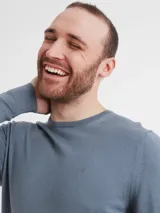 Sweater de cuello redondo confeccionado en lana merino, con corte regular, puños y dobladillo acanalados y logotipo de monograma tonal de Calvin Klein bordado en el pecho.